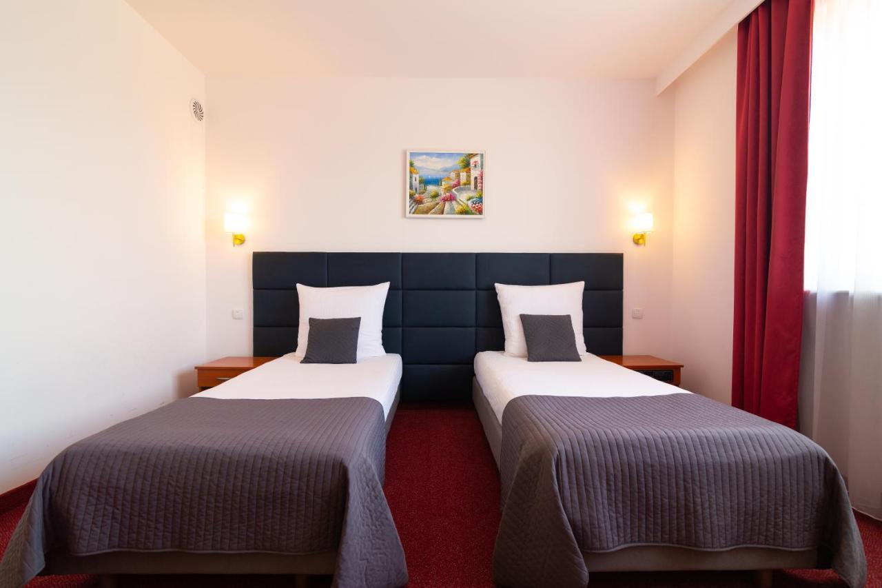 Hotel Victoria Болшево Екстериор снимка